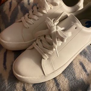 Steve Madden white tennis shoes